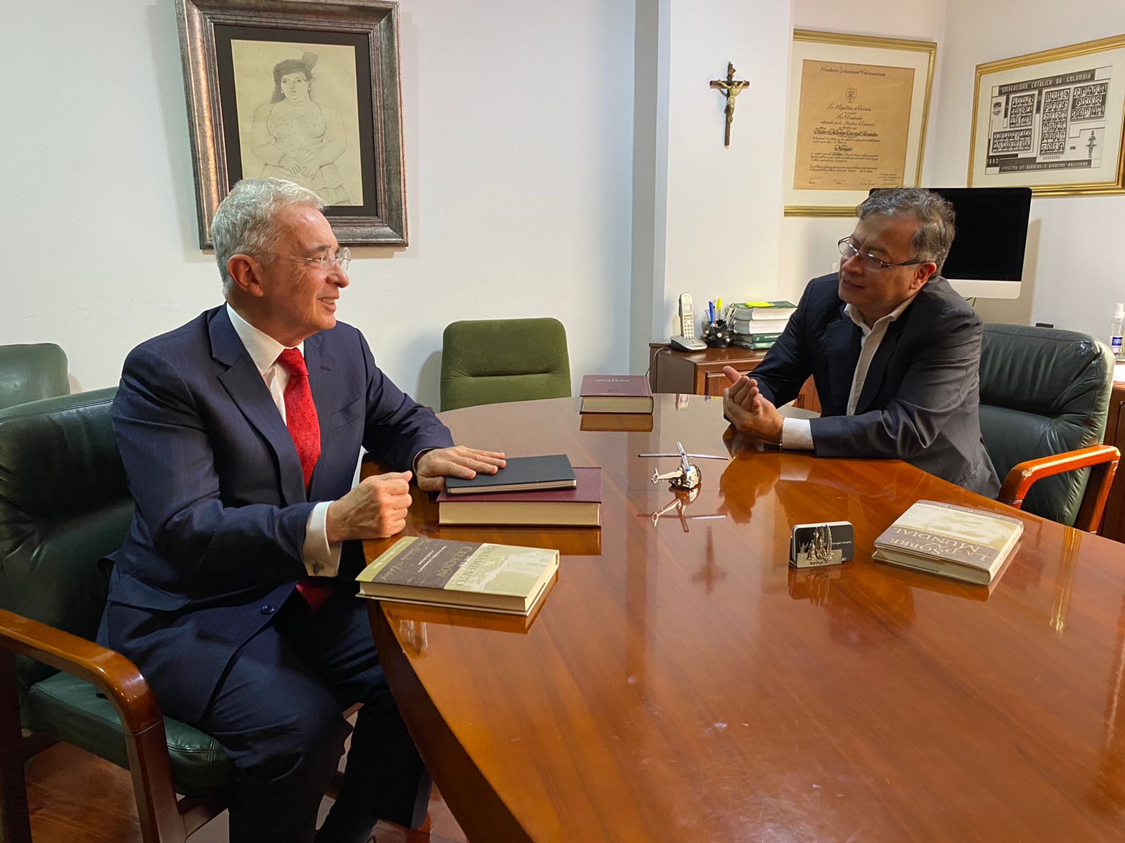 FOTOS Y VIDEO: Álvaro Uribe se reúne a esta hora con el presidente electo Gustavo Petro 2 àlvaro uribe-reunión-petro (1)