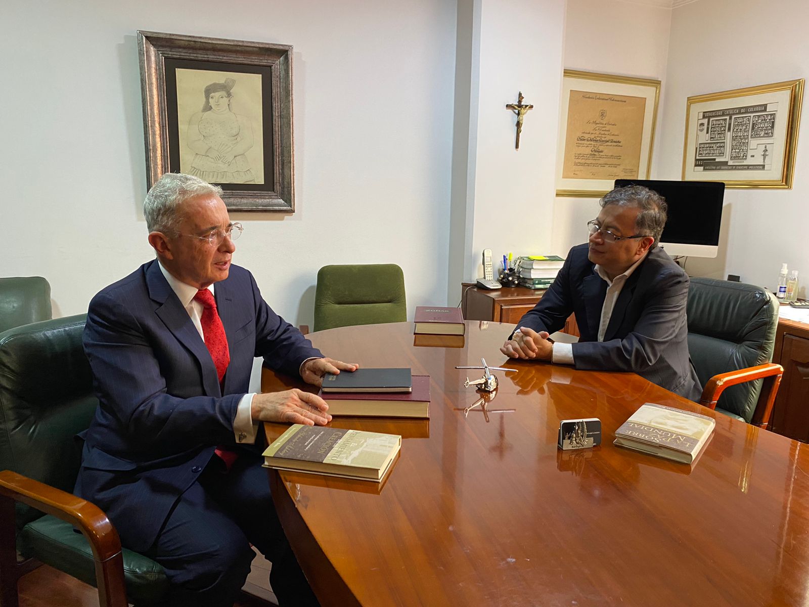 FOTOS Y VIDEO: Álvaro Uribe se reúne a esta hora con el presidente electo Gustavo Petro 3 àlvaro uribe-reunión-petro (2)