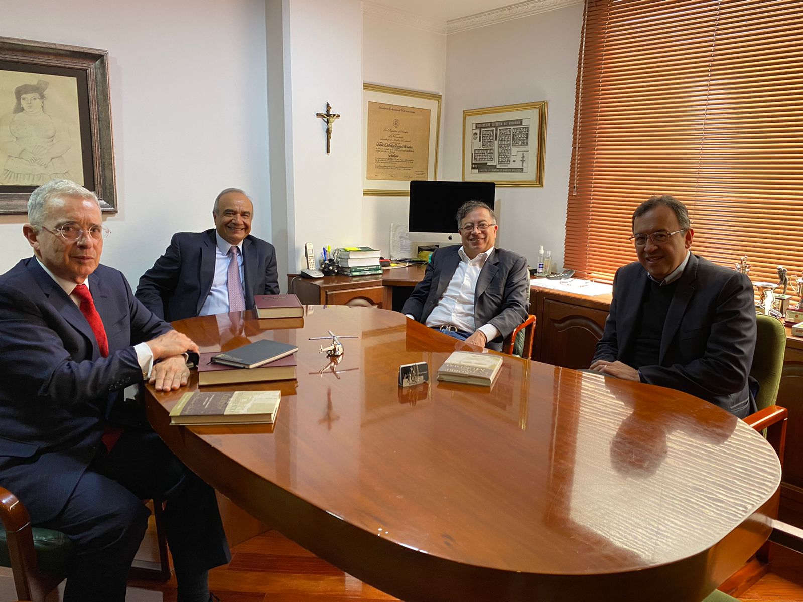 FOTOS Y VIDEO: Álvaro Uribe se reúne a esta hora con el presidente electo Gustavo Petro 6 àlvaro uribe-reunión-petro (5)