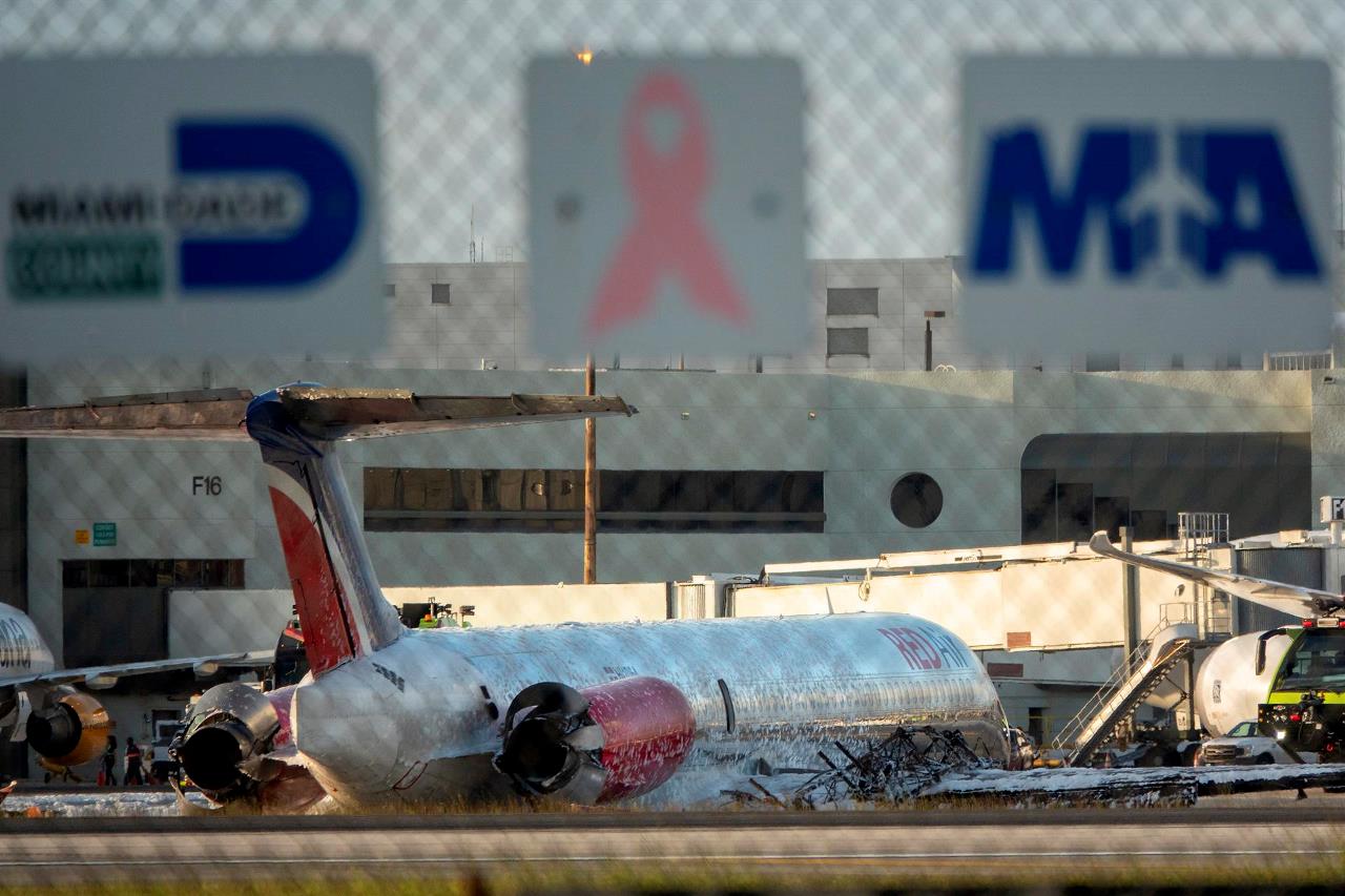 FOTOS: Tres heridos en un avión que se incendió al aterrizar en el aeropuerto de Miami 3 avion miami2