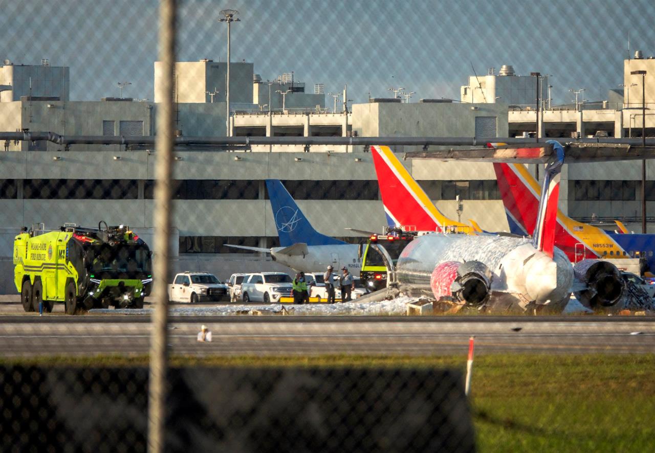 FOTOS: Tres heridos en un avión que se incendió al aterrizar en el aeropuerto de Miami 2 avion miami3