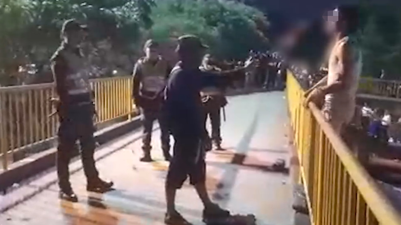 [Video] Un hombre se iba a lanzar desde un puente en Medellín, policías lo agarraron y evitaron que se suicidara