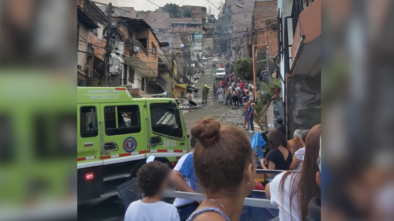 Intentan apagar un incendio en una casa en la comuna 13 de Medellín