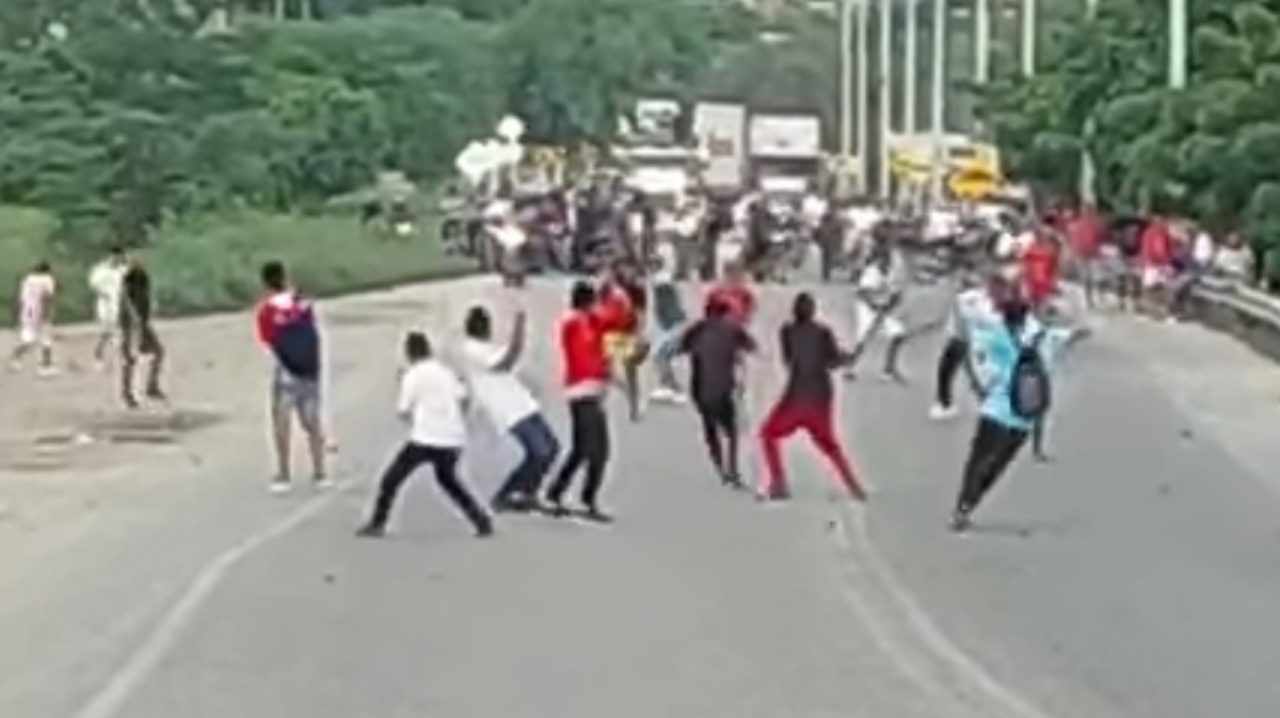 Jóvenes se enfrentan a piedra y machete en Santa Marta