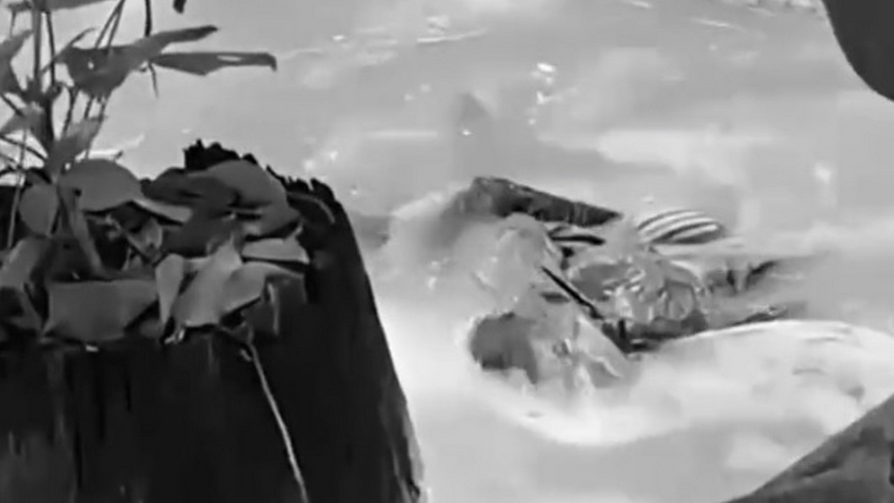 Encontraron un hombre muerto en la canalización de la 65