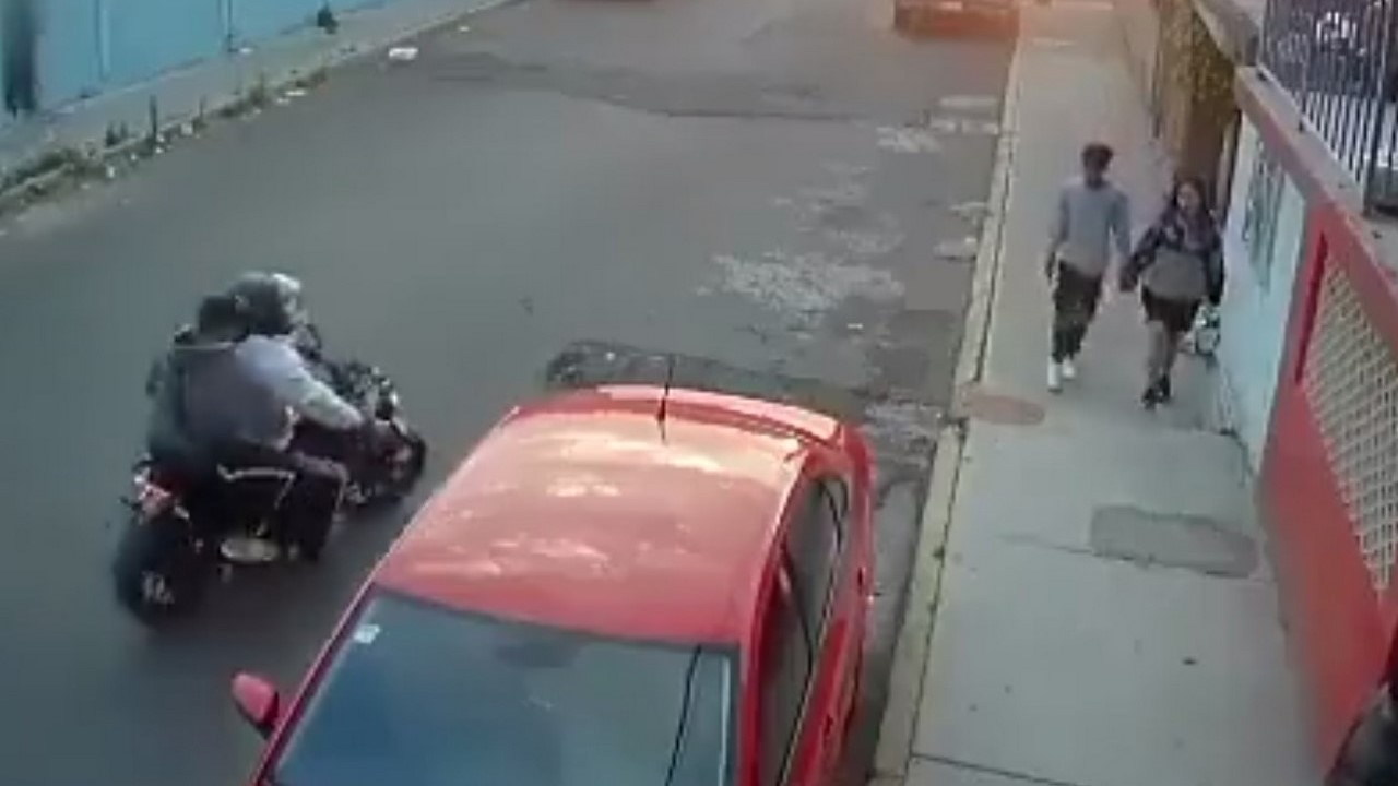 Video: ¿Usted que hubiera hecho? Joven iba con su novia y salió corriendo cuando llegaron a atracarlos