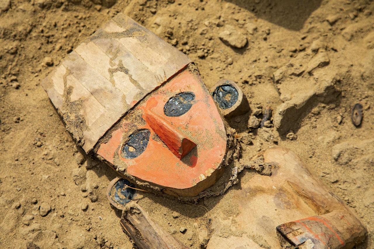 FOTOS: Perú halla una figura en perfecto estado en la mayor ciudad de barro de América 2 peru figura de barro3