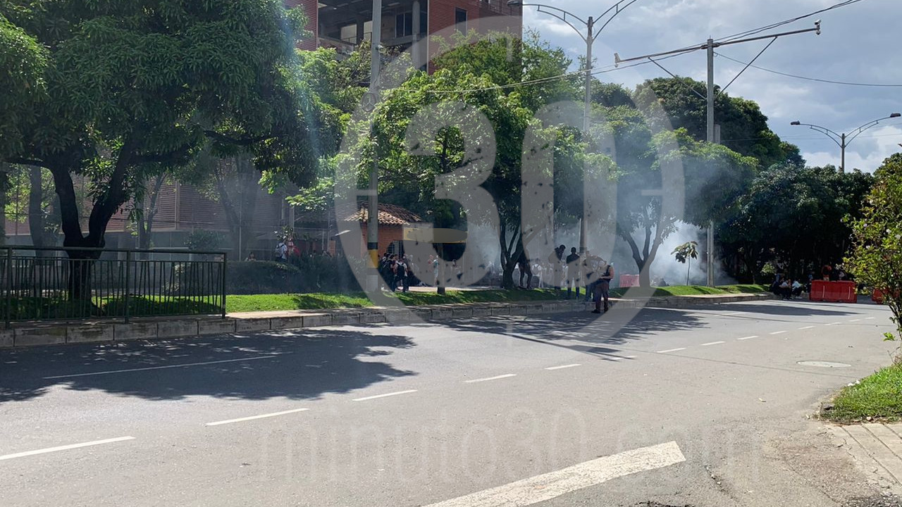 [Fotos y video] Hoy no están encapuchados los que bloquearon la Avenida Las Vegas