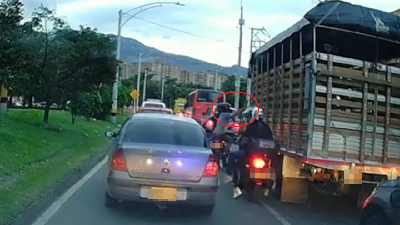[Video] Sigue el robo a conductores en Medellín: vea el atraco a un camionero por San Juan