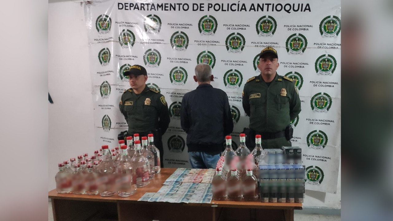 Pillaron a un viejito robando de un negocio en Rionegro todo este licor y cigarrillos