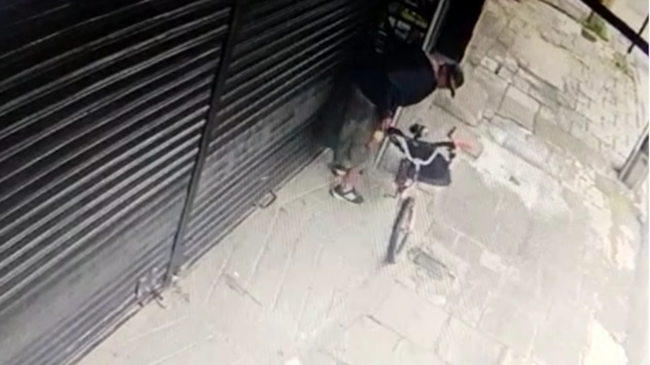 [Video] Pillaron a este sujeto intentando ingresar a un negocio en el centro de Medellín |Minuto30