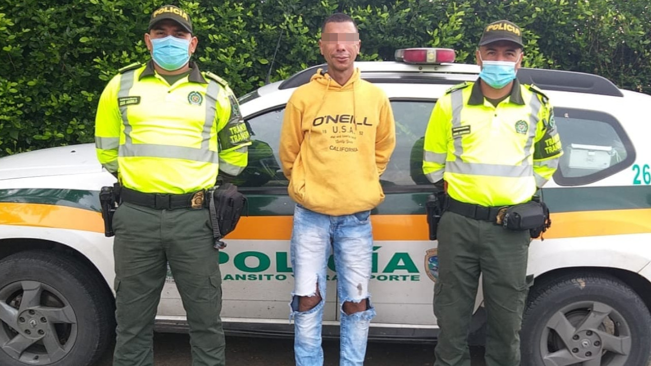 Este sujeto habría manoseado a una pequeñita de 5 años cuando se le sentó al lado en un bus