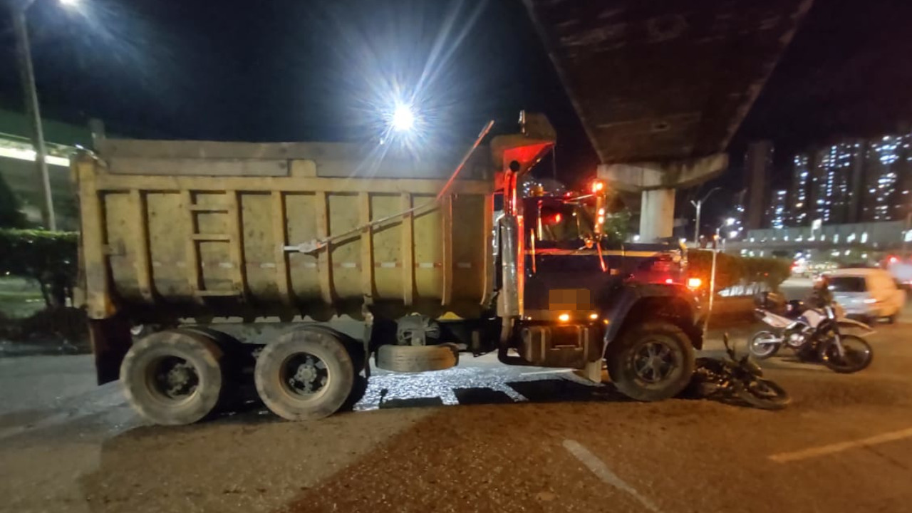 Una volqueta piso una moto en Bello, una mujer murió