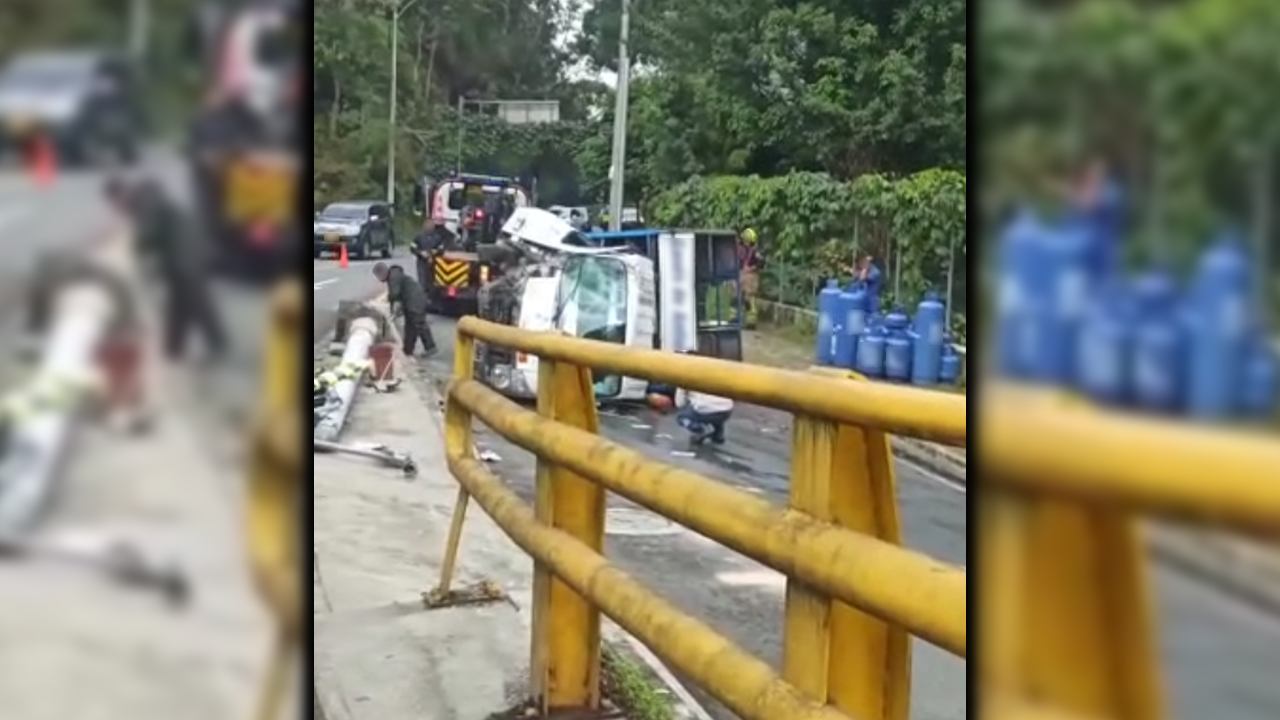 ¡Ay que susto! Vehículo que transportaba pipetas de gas se dio un 'tiestazo' por La 10 de El Poblado
