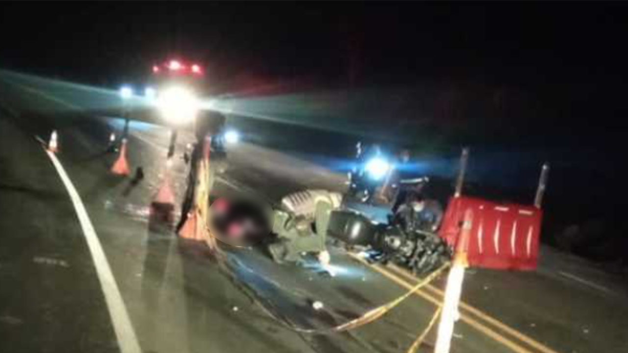 ¡Lamentable! Un policía y una mujer murieron al chocar contra un tractocamión