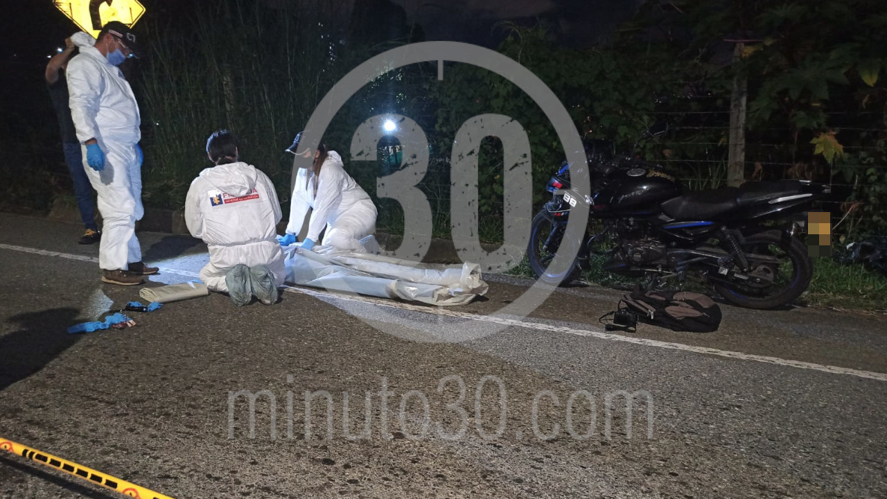 [Video] Dos tipos lo bajaron de la moto y le dieron 9 tiros