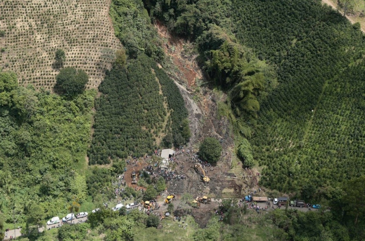 3 menores fallecieron tras el derrumbe en escuela rural de Tapartó, Andes 7 3 menores fallecieron en escuela rural de Taparto 6