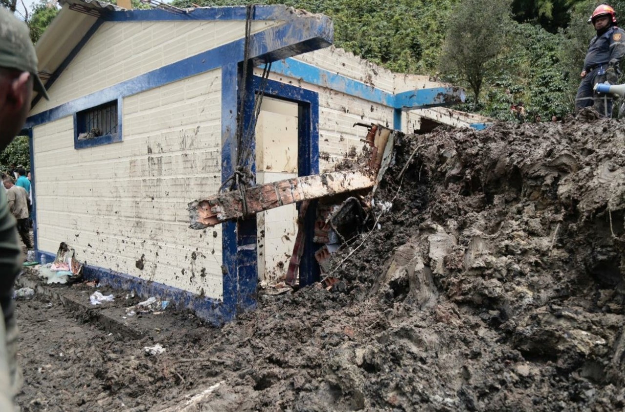 3 menores fallecieron tras el derrumbe en escuela rural de Tapartó, Andes 8 3 menores fallecieron en escuela rural de Taparto 8