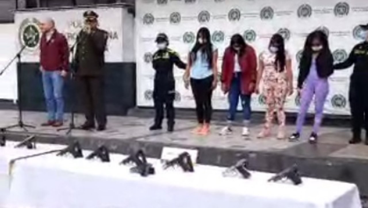 4 mujeres capturadas 23 armas granada