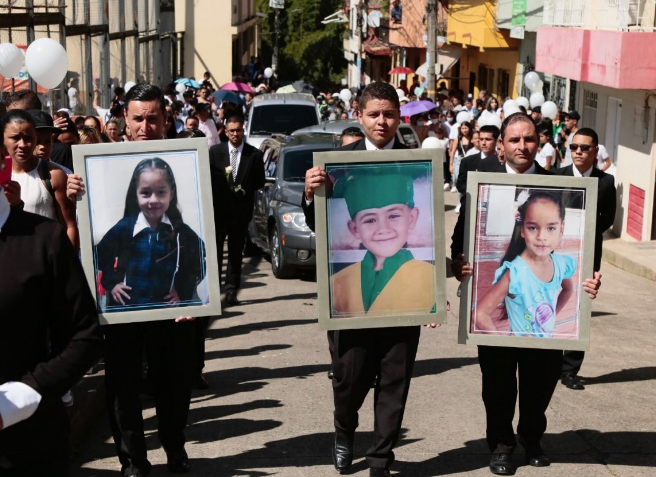 FOTOS Y VIDEOS. Así despidieron a los tres niños fallecidos en Tapartó, Andes 2 Asi despidieron a los tres ninos fallecidos en Taparto Andes