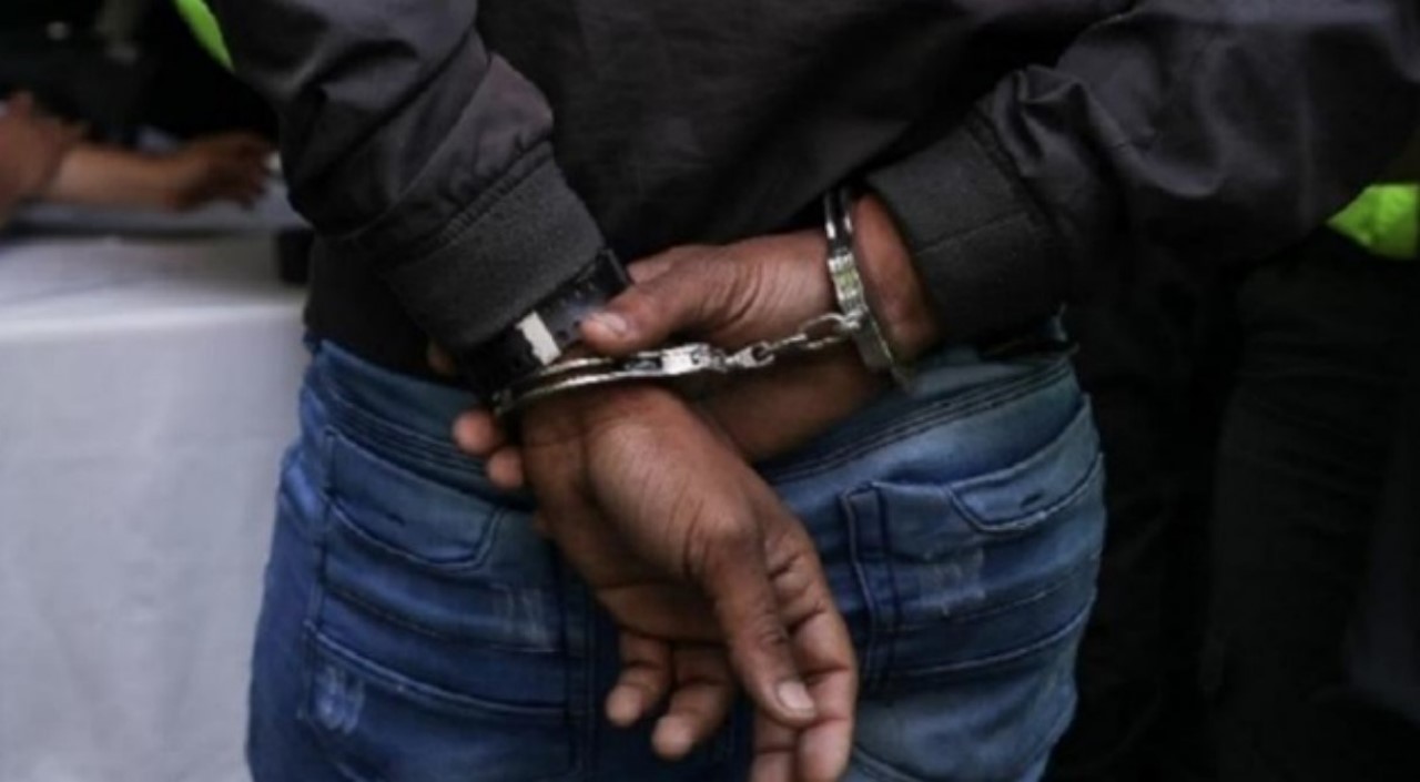 Judicializado auxiliar de policía que habría ingresado elementos prohibidos a sala de detenidos a cambio de dinero