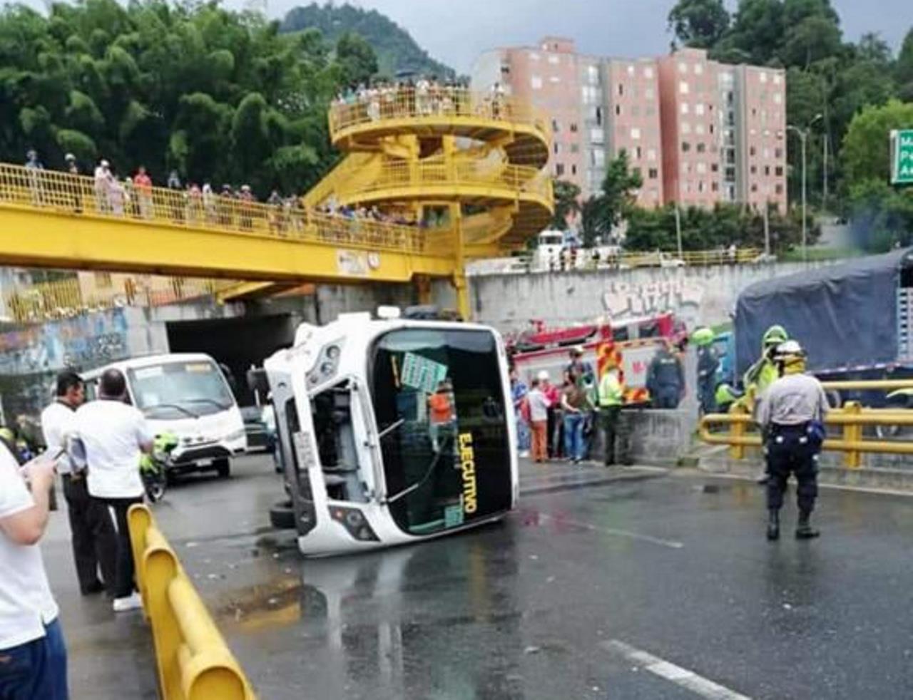 FOTOS: ¡Pilas con el trancón! Se volcó un colectivo en la vía Panamericana en Manizales 2 Manizales accidente panamericana