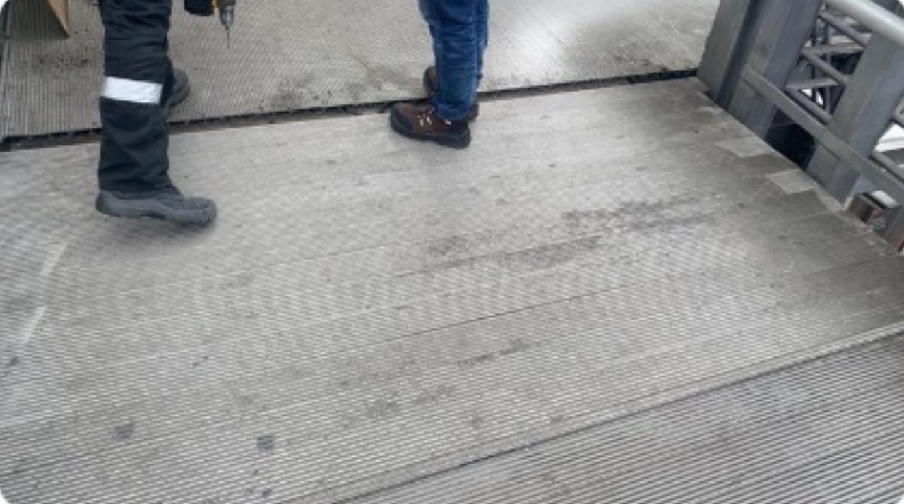 Reemplazaron laminas hurtadas de puentes peatonales en Bogota