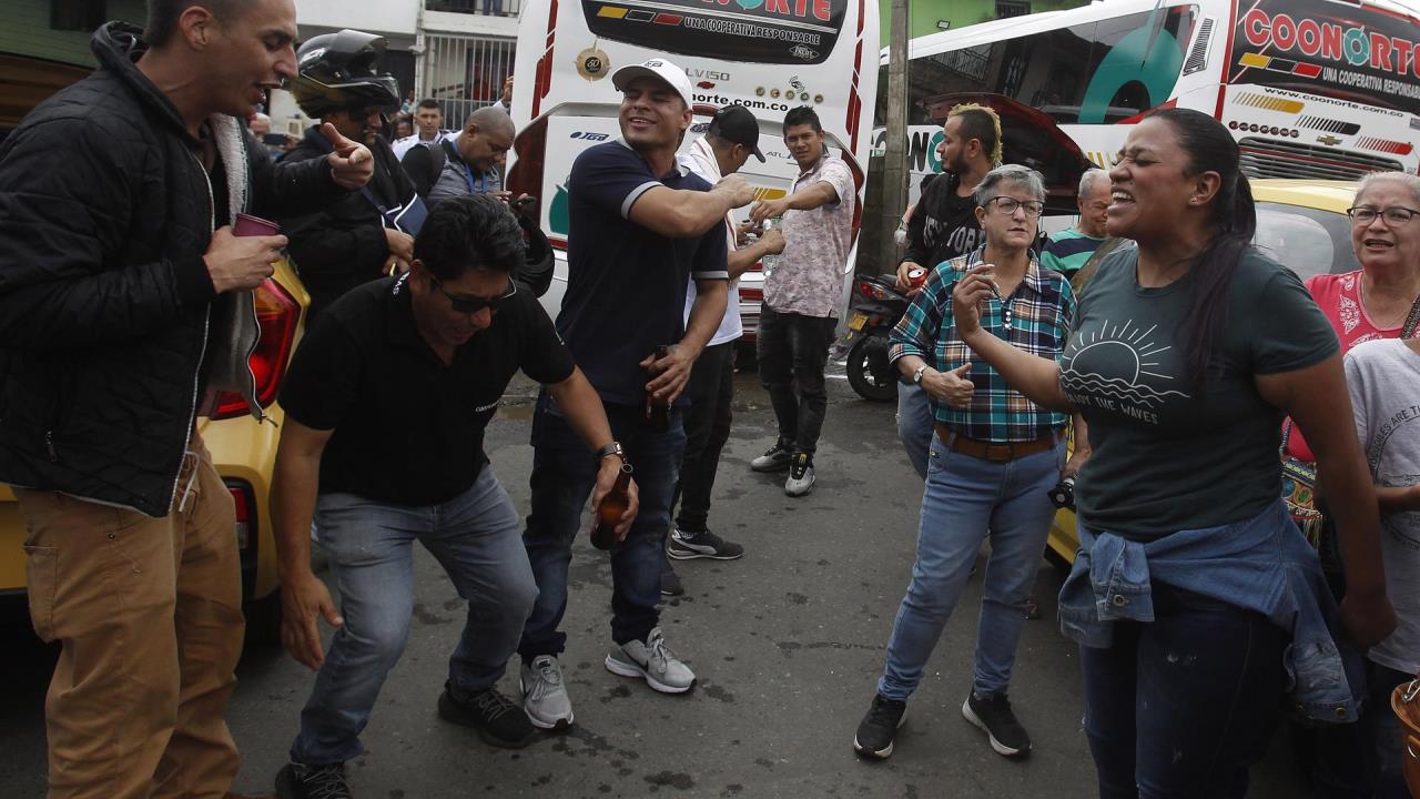 Seguidores del cantante colombiano Darío Gómez se congregan para beber y escuchar sus canciones, hoy, a las afueras de las instalaciones de Medicina Legal, en Medellín (Colombia). EFE/Luis Eduardo Noriega A