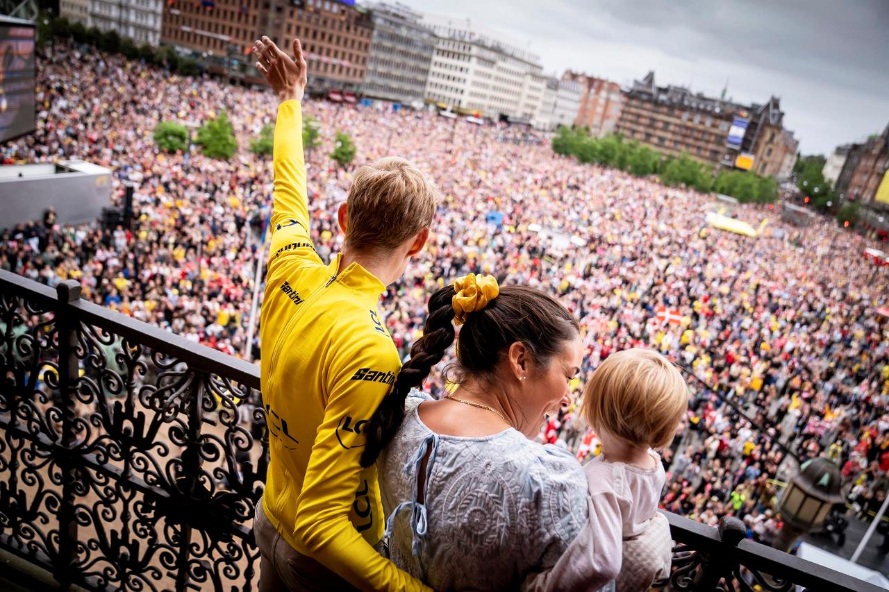 FOTOS Y VIDEO: ¡Dinamarca volcado al ciclismo! Miles de aficionados reciben a Vingegaard en Copenhague 2 Tomas Vingegaard3