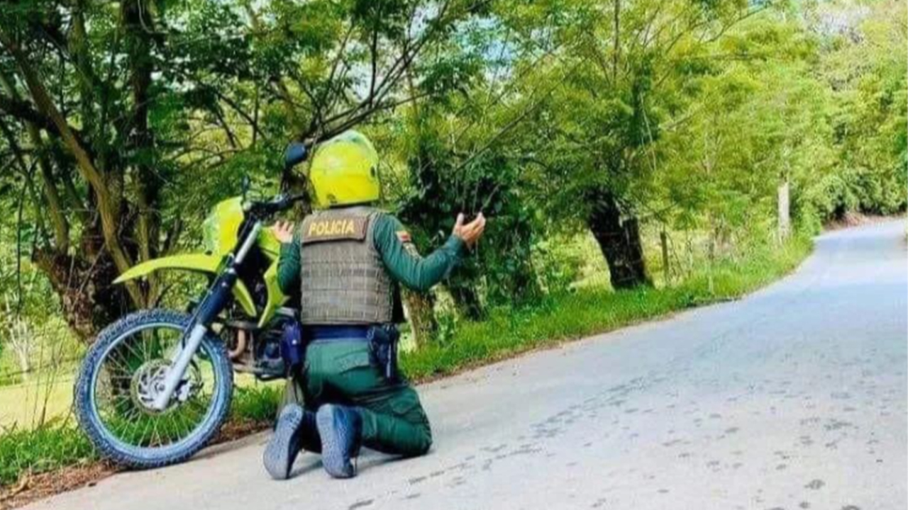 Un policía que se arrodilló y le suplicó a Dios: La imagen que le da la vuelta a Colombia