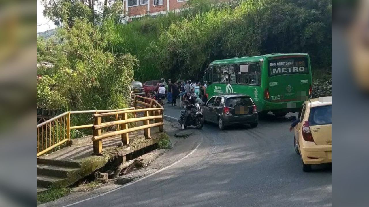 Reportan que un joven en una cicla y un bus colisionaron en San Cristóbal