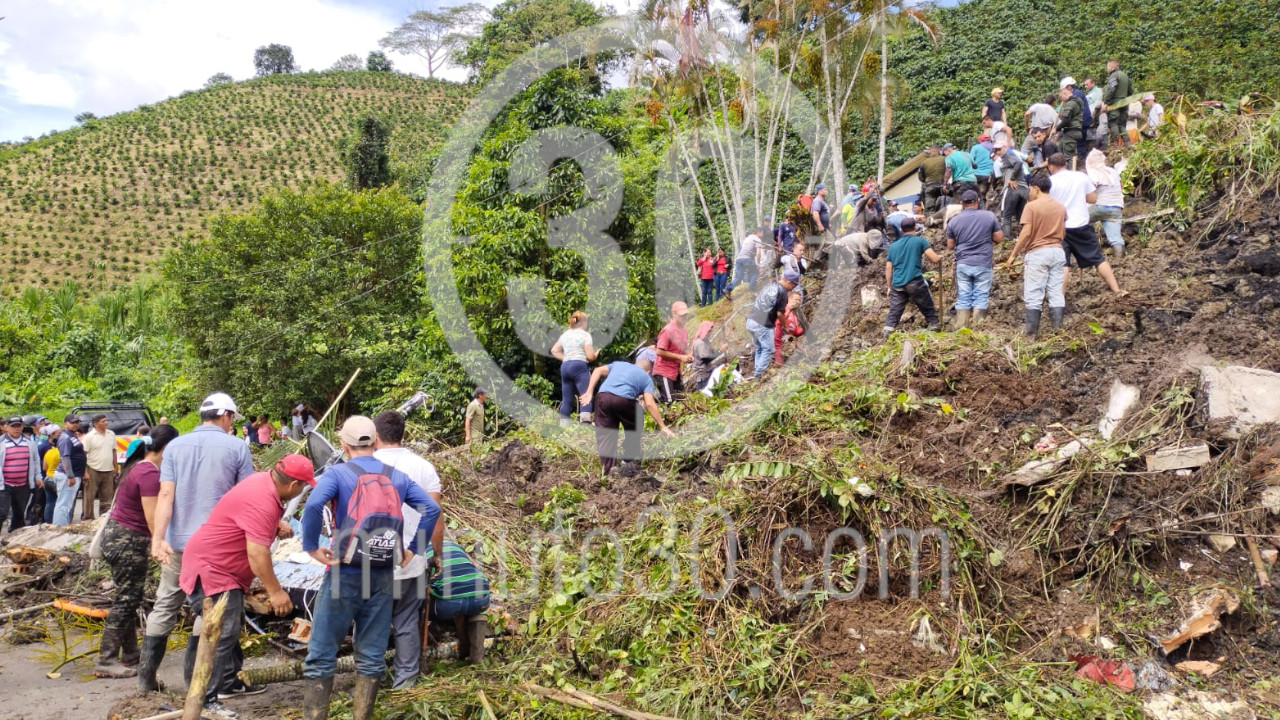 [Video] El desespero de los ciudadanos buscando a los niños entre la tierra que cayó sobre la escuela de Tapartó
