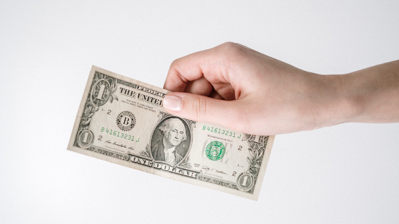 El dólar siguió cayendo: cerró en $4.458