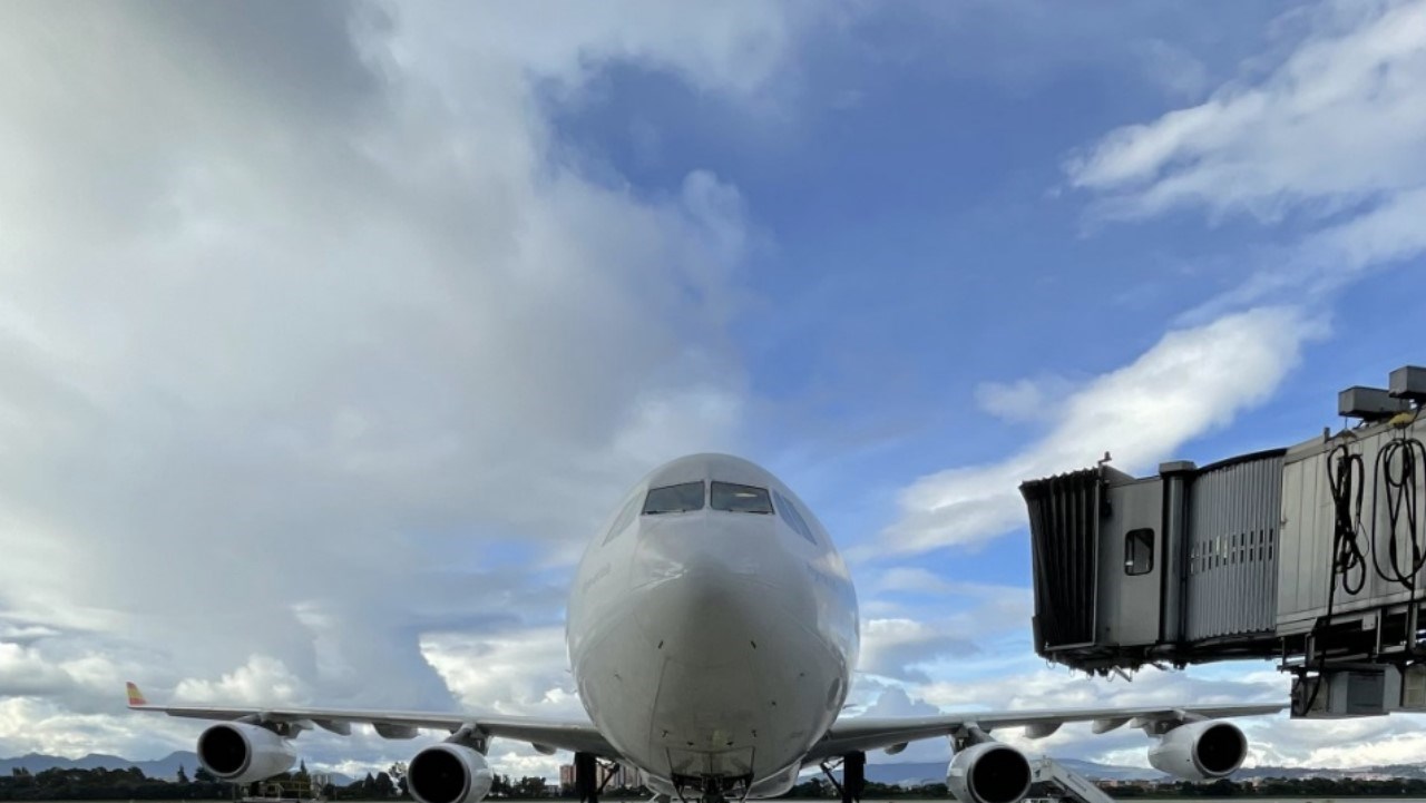 el dorado avion cielo bogota