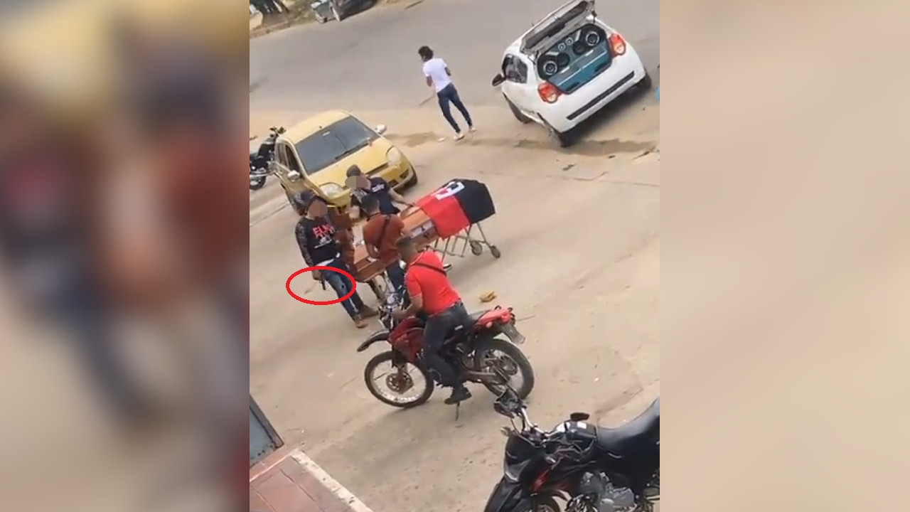 [Video] En plena vía le colocaron la bandera del ELN a un ataúd
