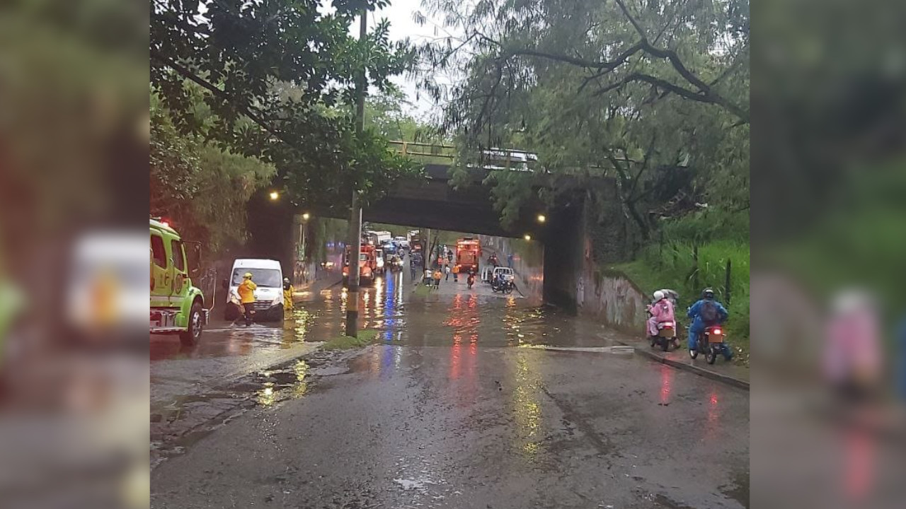 ¡Pilas! Está inundado un tramo de la Av. Paralela por el deprimido de la Feria del Ganado