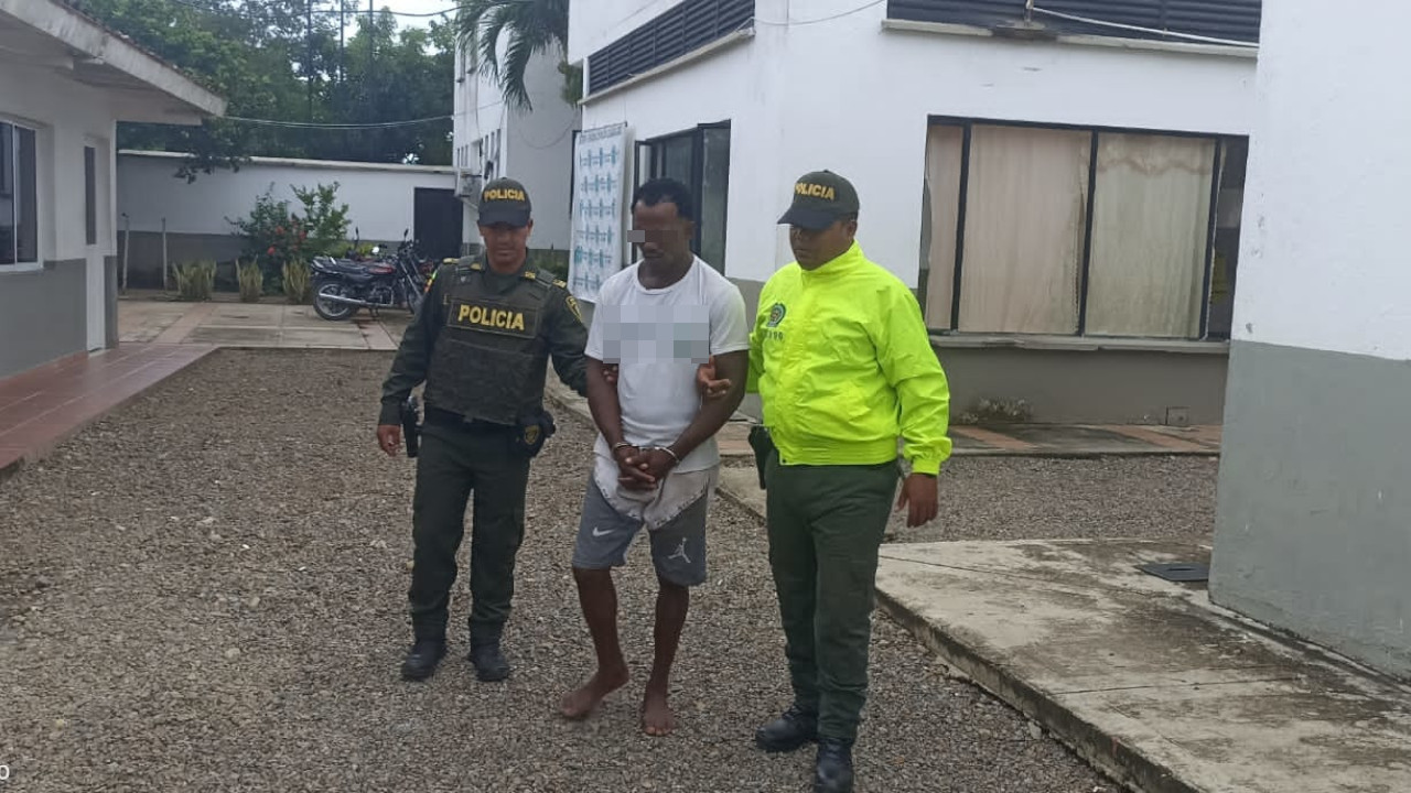 Un tipo habría matado a su propia mamá enterrándole un cuchillo en el pecho