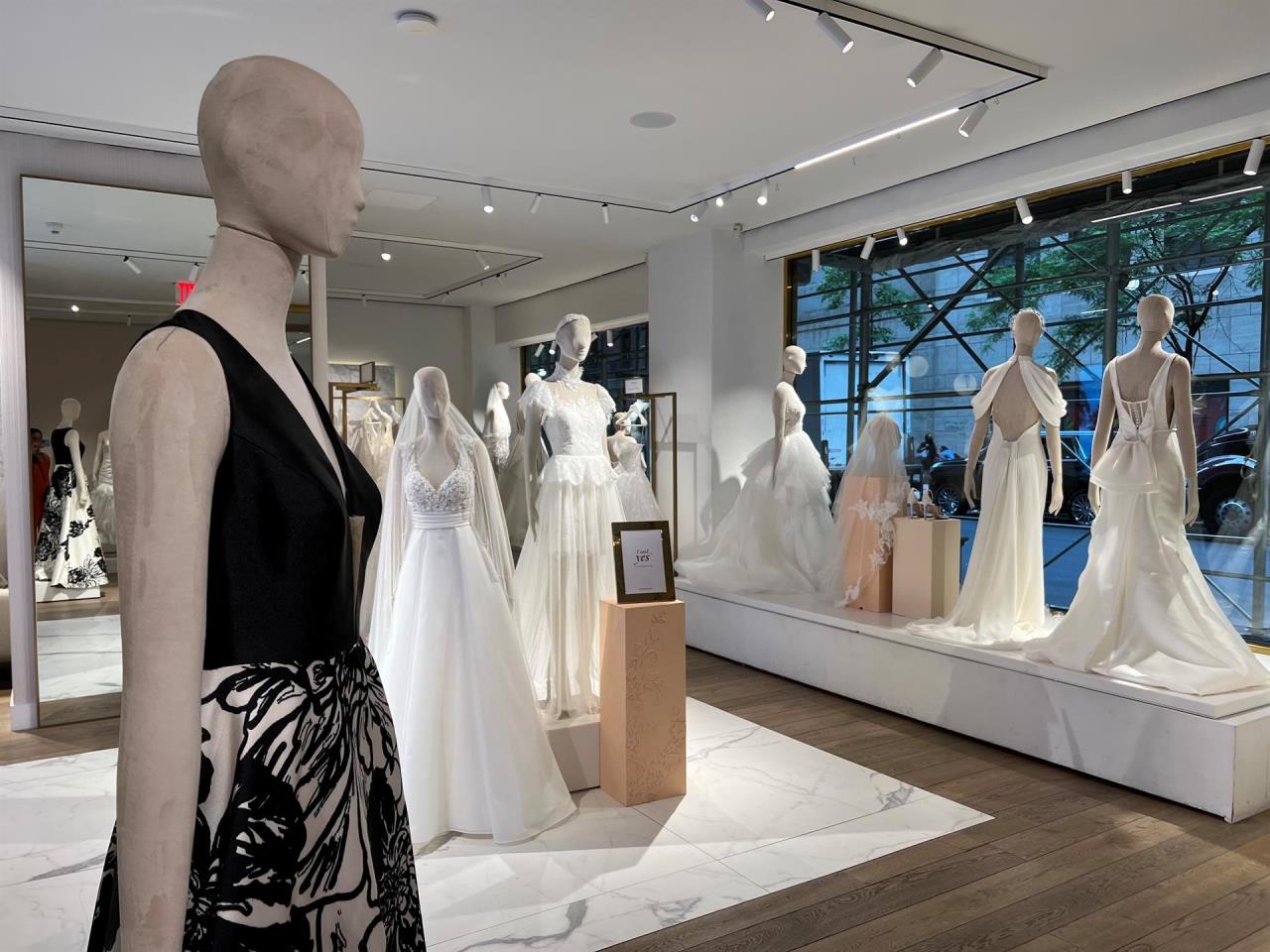 ¿Pensando en casarse? El negro se pone de moda para los vestidos de novia 3 novias de negro1