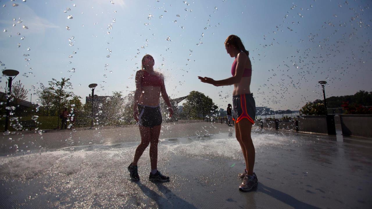¡A tomar agua!, las altas temperaturas preocupan a varios países