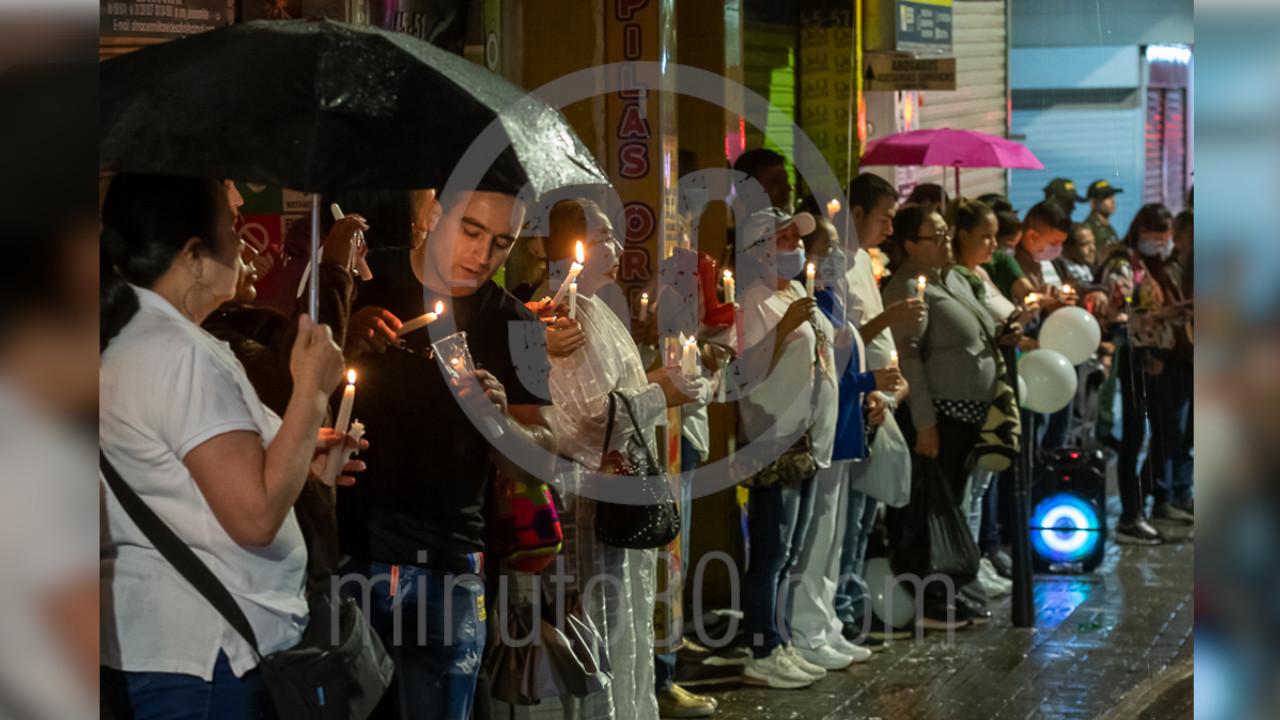 Ciudadanos llegaron al Comando de la Policía en la Oriental a orar por la vida de los uniformados
