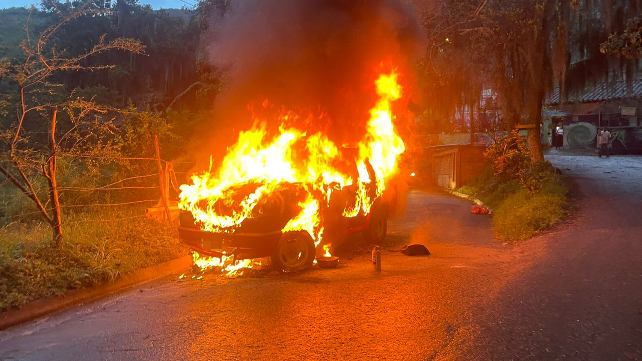 ¡Qué pesar! Se prendió un carro en Bello