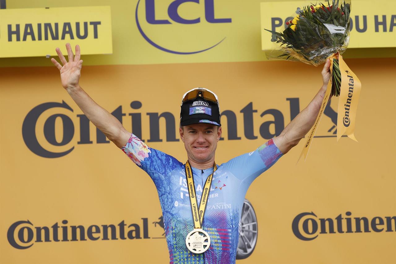 FOTOS: Clarke gana 'la Roubaix' del Tour y Van Aert salva el amarillo 3 tour etapa 51