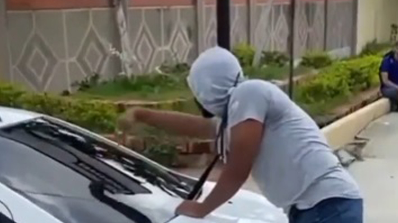 ¡'Macta Llega'! Encapuchado hizo un escándalo a las afueras de un motel