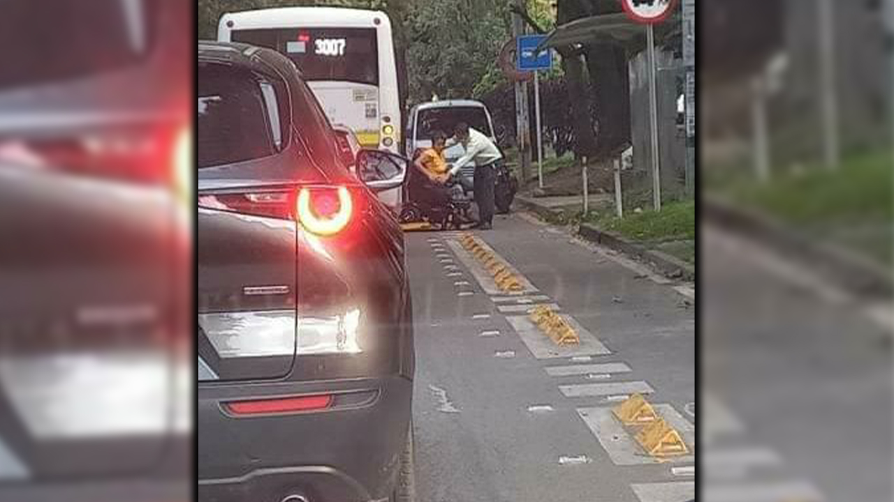 [Video] ¡Más personas así! Busero de Medellín fue grabado ayudando a una persona en silla de ruedas