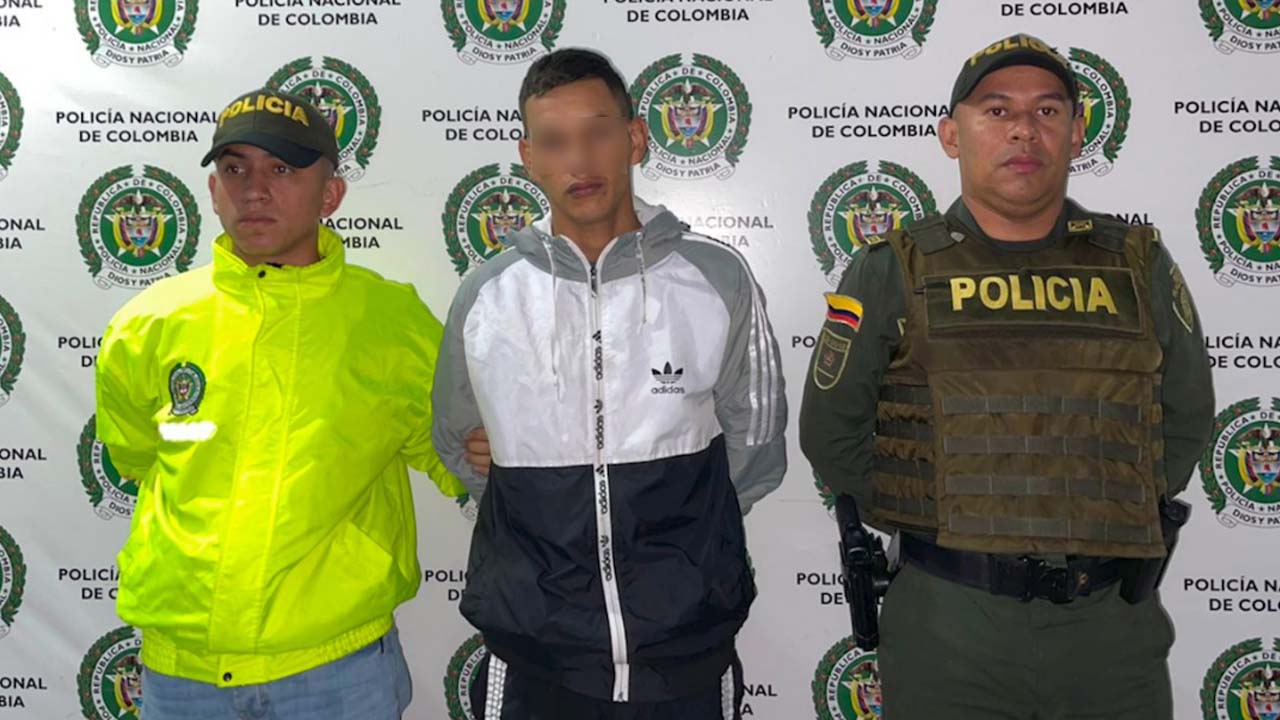 A sujeto lo mandaron a la cárcel por presuntamente matar a tres miembros de una misma familia