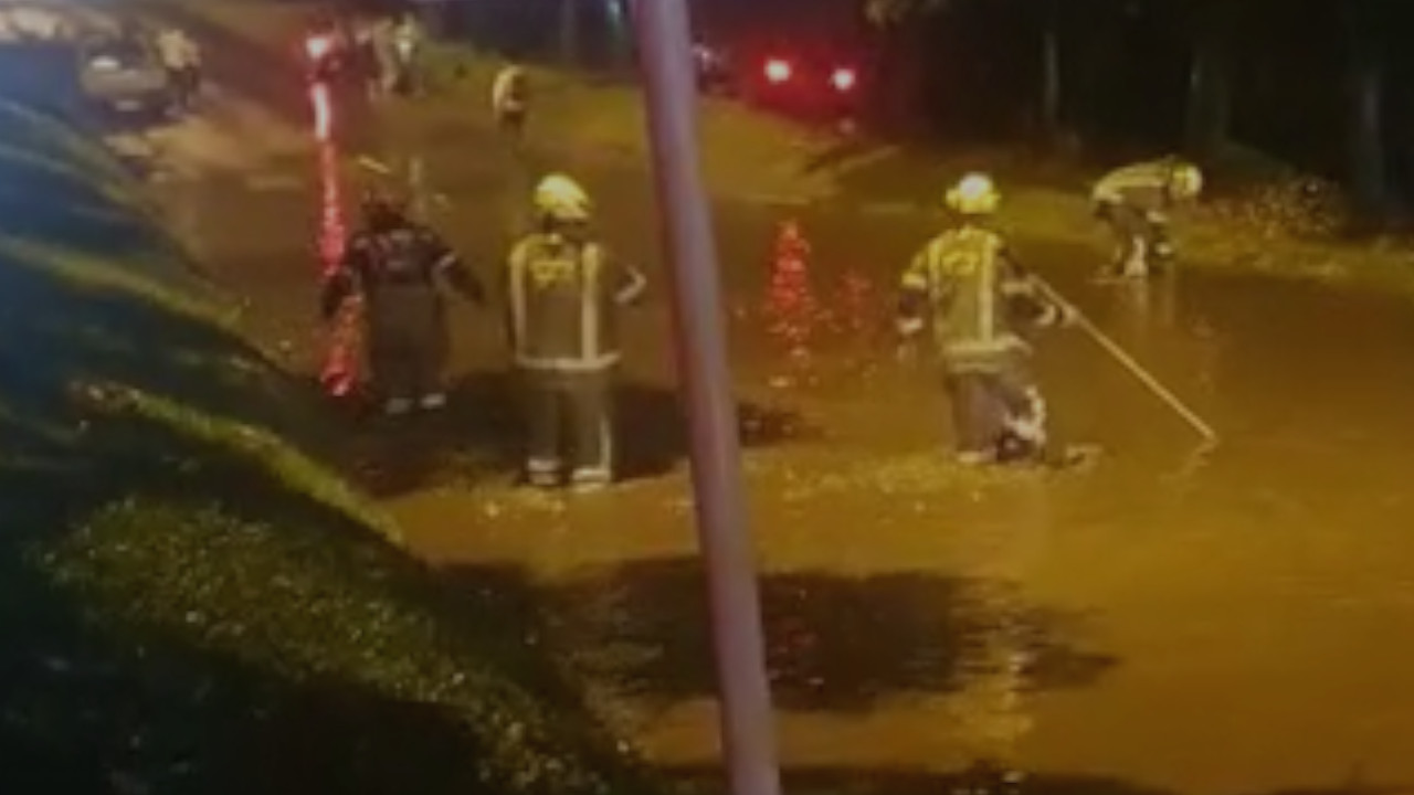 Bomberos atienden emergencia por lluvias