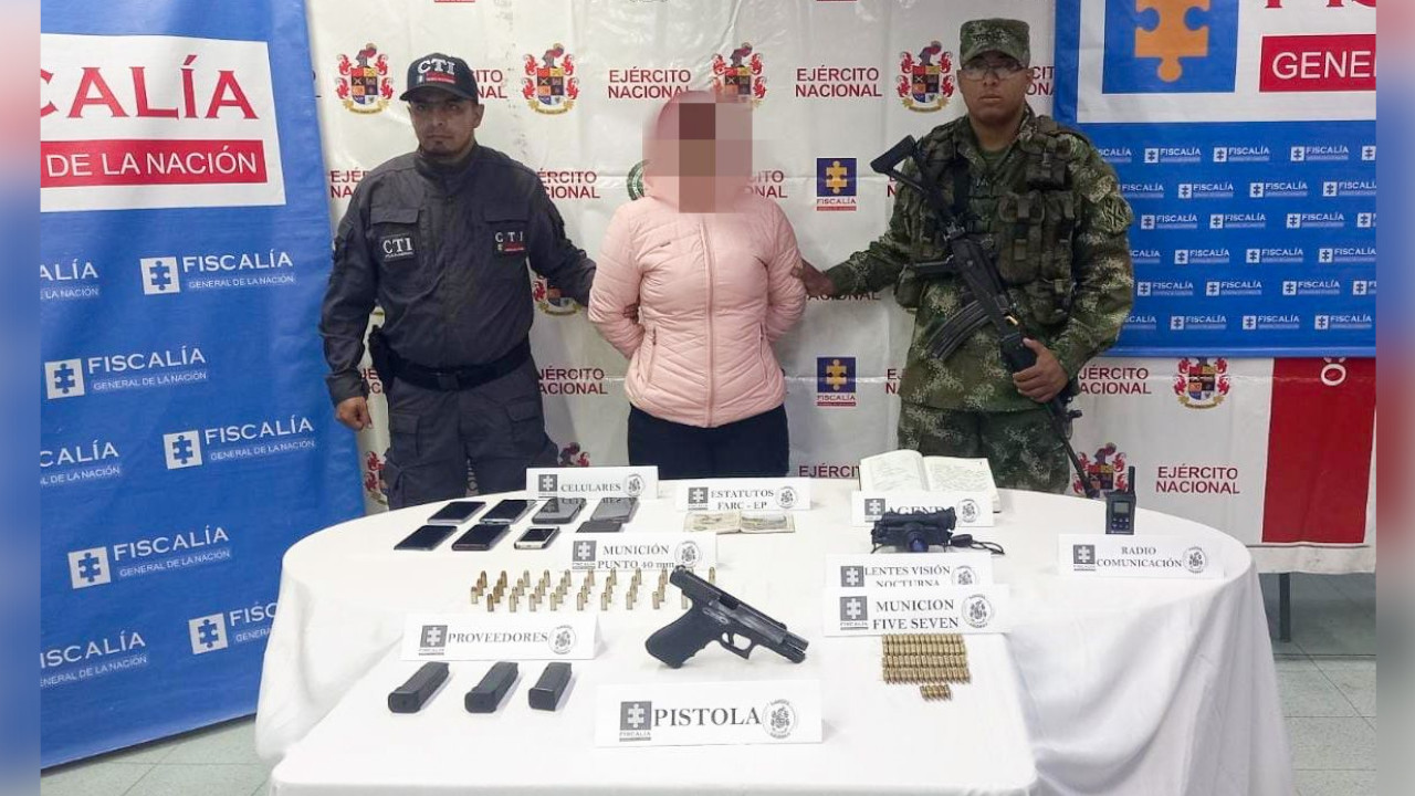 [Video] Capturaron a una mujer armada hasta los dientes y con manual para instalar una bomba