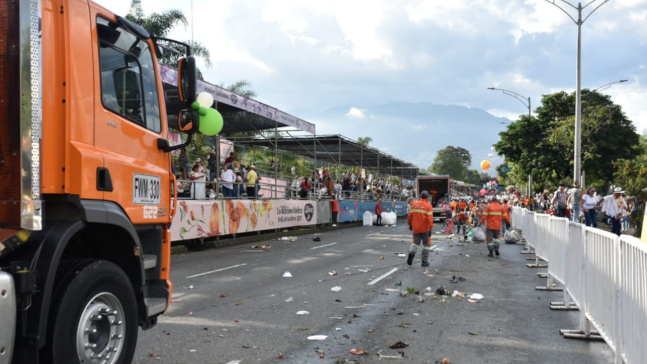 Aplauden en redes sociales a las 'escobitas' por su trabajo tras la Feria de las Flores