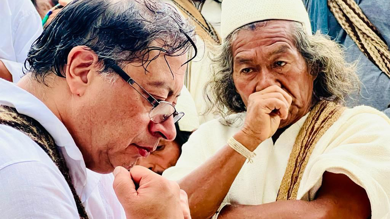 Gustavo Petro es posesionado por arhuacos