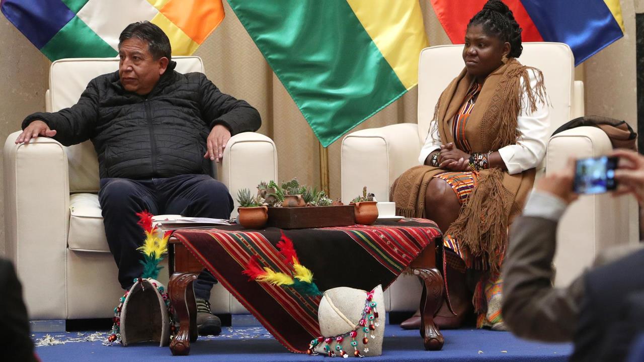 La vicepresidenta electa de Colombia, Francia Márquez, junto al vicepresidente de Bolivia, David Choquehuanca, se reúnen durante un acto en la vicepresidencia hoy en La Paz (Bolivia). EFE/Martin Alipaz